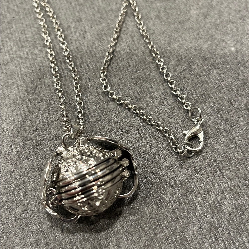 🌻3/$15 Silvertone Memory Photo Pendant Necklace - Picture 5 of 5